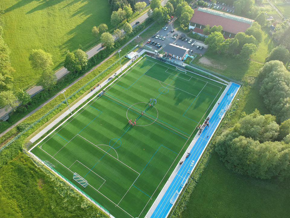 Sportplatz "Rebstatt" mit Vereinsheim von oben