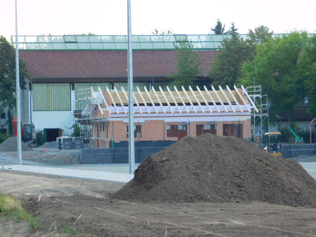 Baufortschritt Sportheim, Bauarbeiten am Dach vom 2. August 2018
