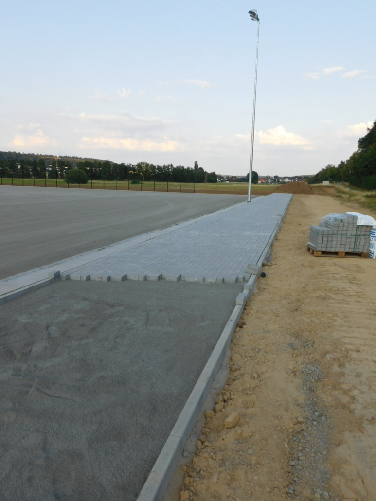 Baufortschritt Außenanlage, Pflasterung der Rundwegs vom 2. August 2018
