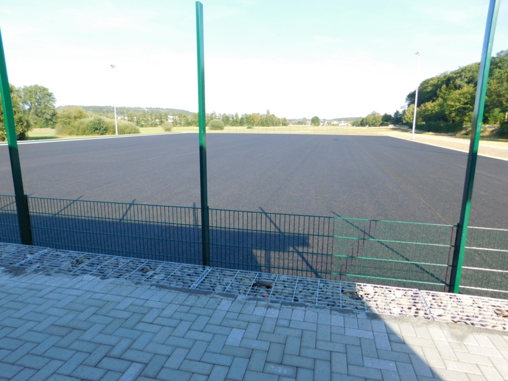Baufortschritt Außensportanlage Bau des Kunstrasenplatzes vom 16. August 2018