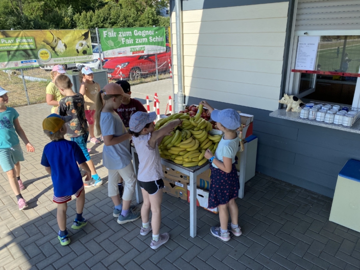 Aufnahme zu den Bundesjugendspielen: Sie zeigt Kinder, die sich Bananen vom Tisch nehmen.
