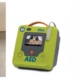 Bilder von verschiedenen Gegenständen: Ballsack mit Fußbällen, Defibrillator, mobile Lautsprecherbox.